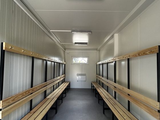 Dvouřadá šatna s dřevěnými lavicemi