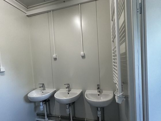 Umyvadla v sanitárním kontejneru