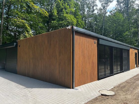 Stavba s dřevěnou lamelovou fasádou
