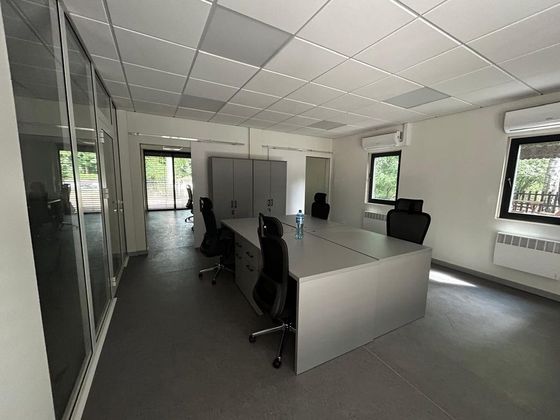 Open space se stoly v modulu